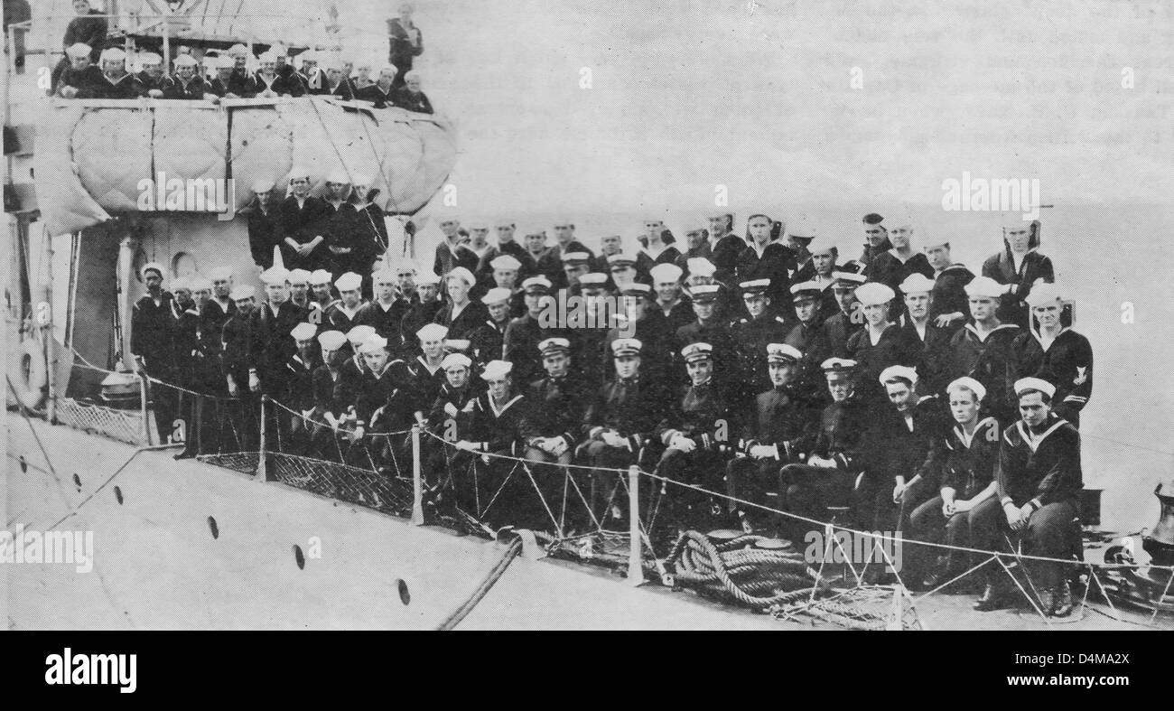 Les officiers et l'équipage du USS Fanning, destructeur. Le Fanning effectue la capture du sous-marin allemand U-58. Le Lieutenant Commander Carpender, vers 1917 Banque D'Images