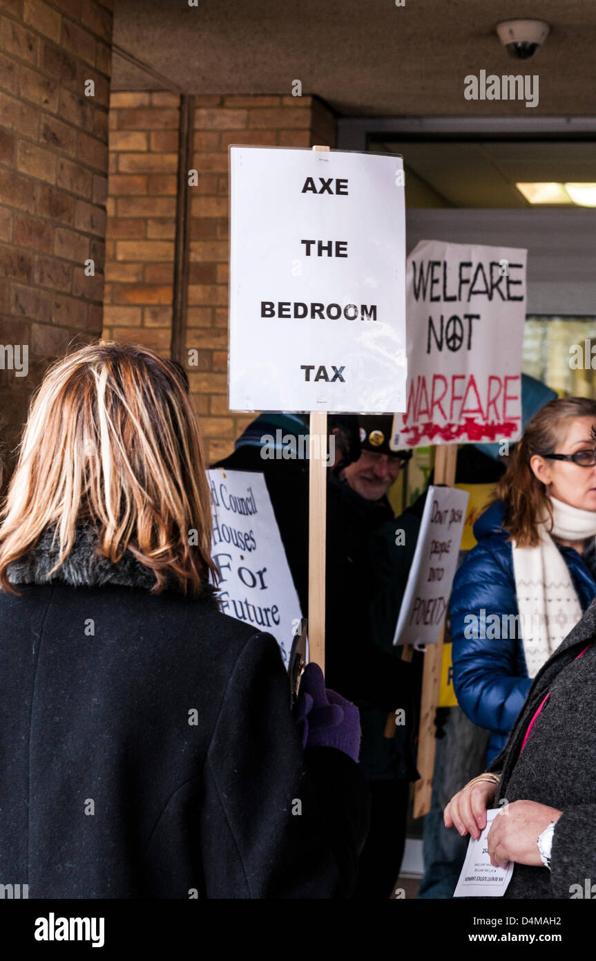 15 mars 2013 - Milton Keynes Council Bureaux municipaux, Milton Keynes, UK - protestataires manifester contre les plans du gouvernement pour une "taxe" chambre à coucher Banque D'Images