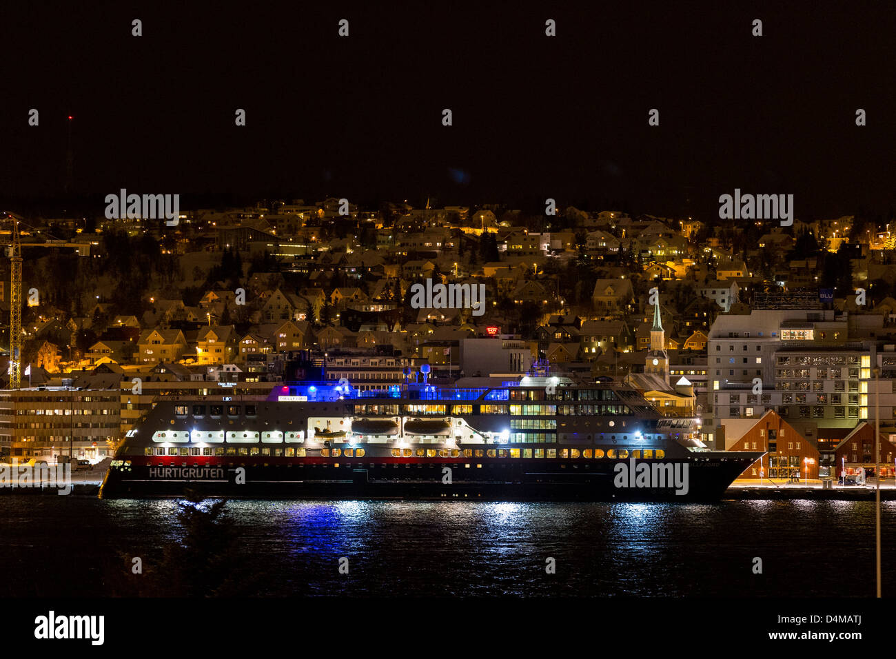 Image nocturne de la croisières Hurtigruten MS Trollfjord dans dock à Tromso. Banque D'Images