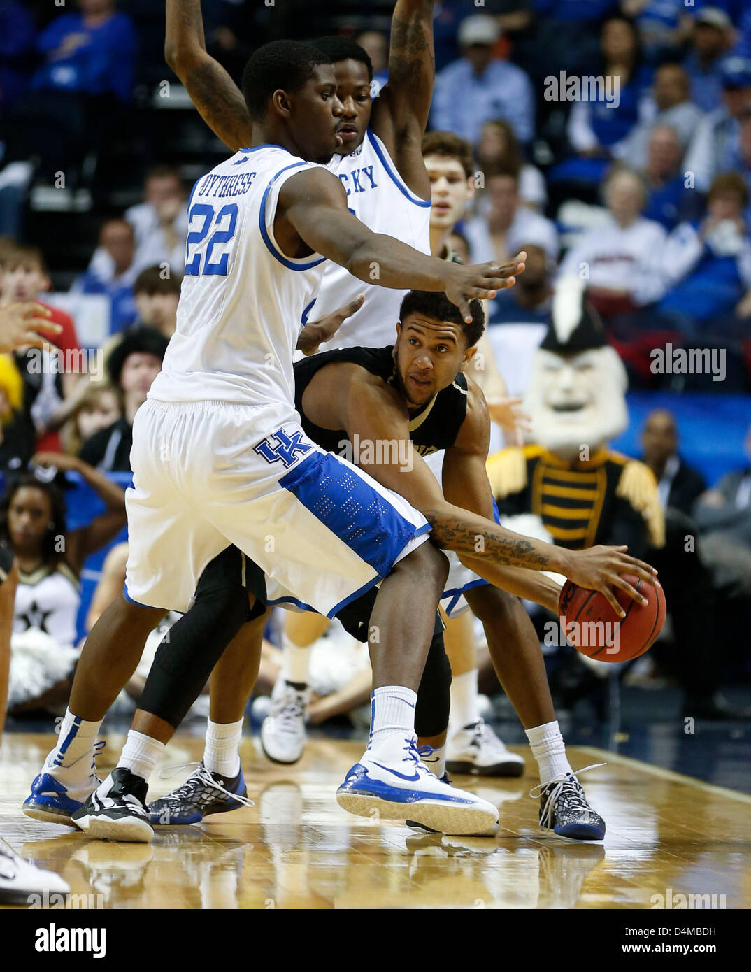 15 mars 2013 - Nashville, TN, USA - Vanderbilt Commodores guard Kyle Fuller (11) a piégé par le Kentucky Wildcats avant Alex Poythress (22) et Kentucky Wildcats guard archie Goodwin (10) Kentucky défait Vanderbilt dans le tournoi 64-48 SEC le vendredi 15 mars 2013 à Nashville,TN. Photo par Mark Cornelison | Personnel (crédit Image : © Lexington Herald-Leader/ZUMAPRESS.com) Banque D'Images