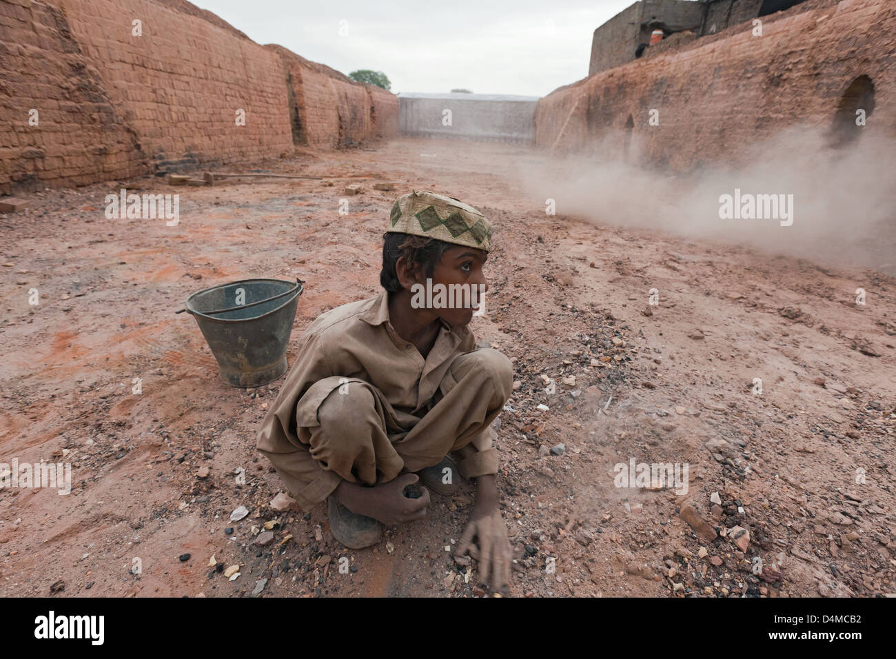Islamabad, Pakistan, garçon réunit dans le four à briques charbon Banque D'Images