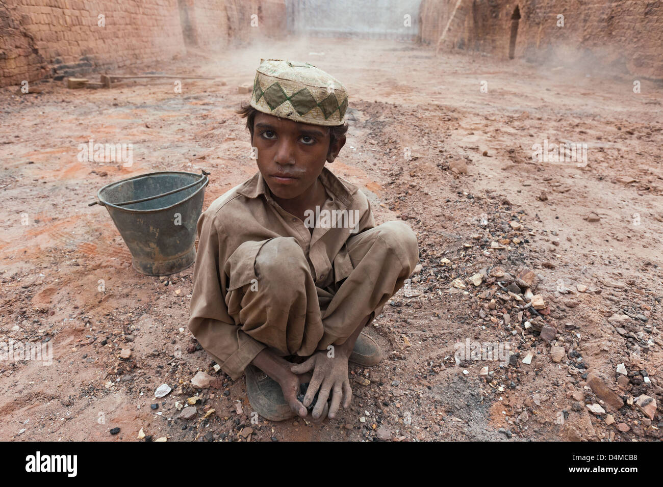 Islamabad, Pakistan, garçon réunit dans le four à briques charbon Banque D'Images