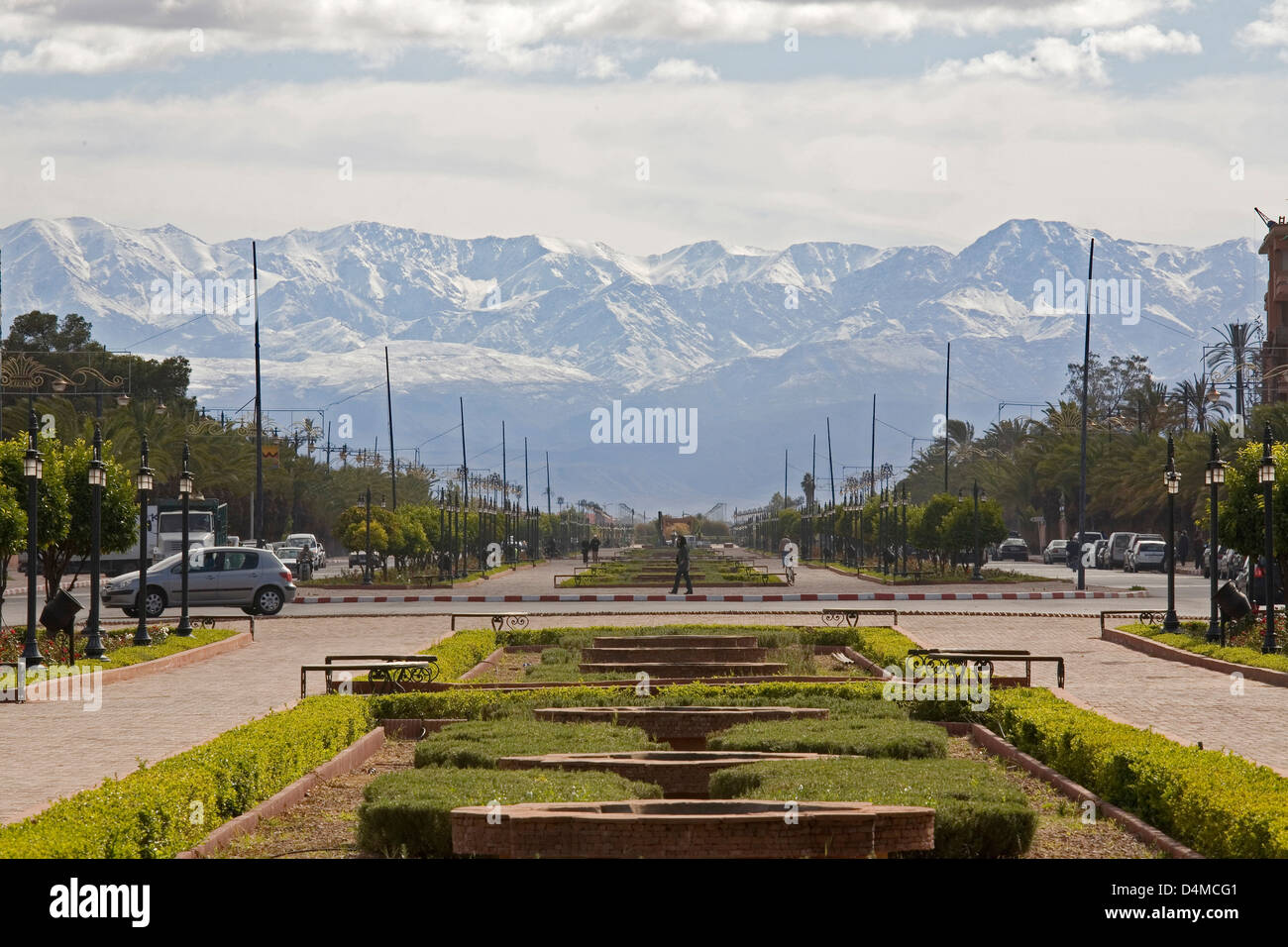 L'Afrique, Maroc, Marrakech, ville nouvelle, avenue Mohammed VI et les montagnes couvertes de neige Banque D'Images