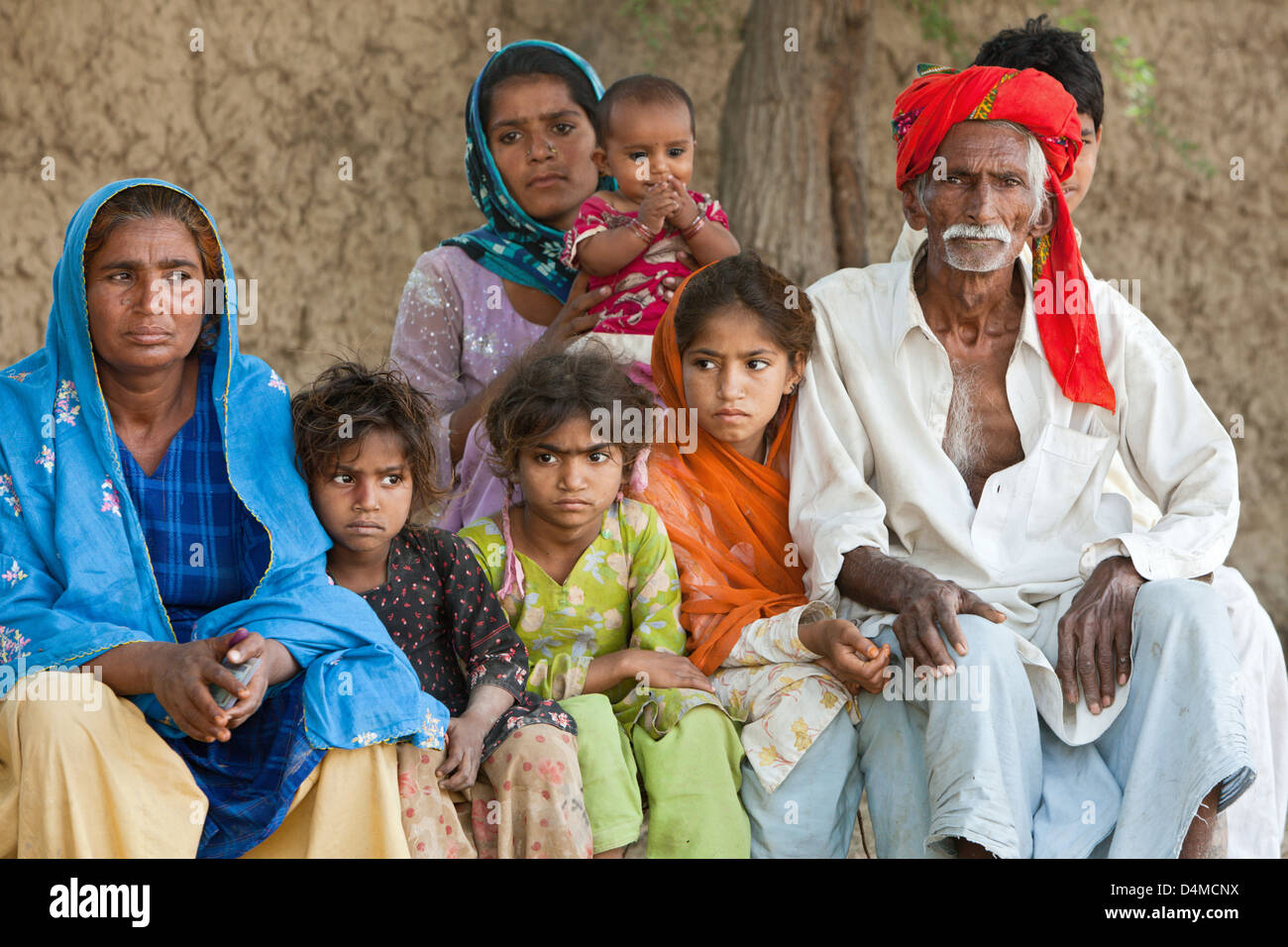 Mumgani Basti, Pakistan, Portrait d'une grande famille Banque D'Images