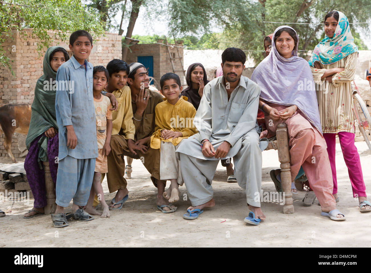 Mumgani Basti, Pakistan, Portrait d'une grande famille Banque D'Images