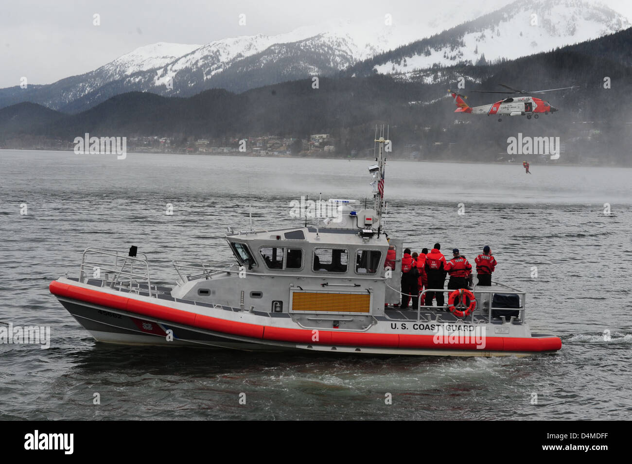La Garde côtière américaine à Juneau démontre ses capacités de recherche et de sauvetage (SAR) au moyen d'exercices d'entraînement en direct. Ces démonstrations mettent en évidence l'état de préparation et la capacité de la Garde côtière à intervenir dans les situations maritimes d'urgence dans l'environnement accidenté de l'Alaska. Banque D'Images La Garde côtière américaine à Juneau démontre ses capacités de recherche et de sauvetage (SAR) au moyen d'exercices d'entraînement en direct. Ces démonstrations mettent en évidence l'état de préparation et la capacité de la Garde côtière à intervenir dans les situations maritimes d'urgence dans l'environnement accidenté de l'Alaska. Banque D'Images