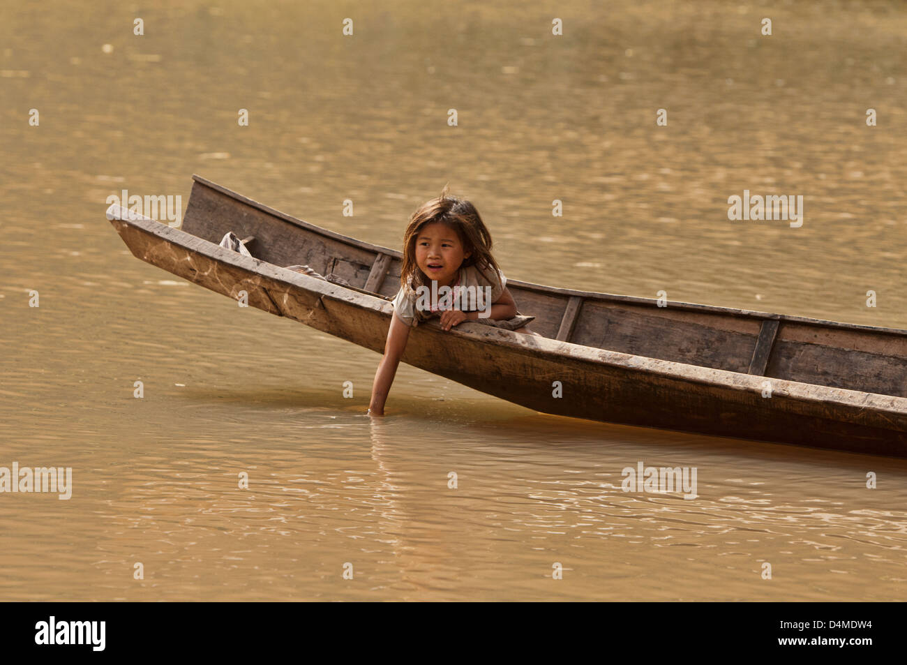 Lanten fille dans sa pirogue sur la rivière Nam Ha, Luang Nam Tha, Laos Banque D'Images