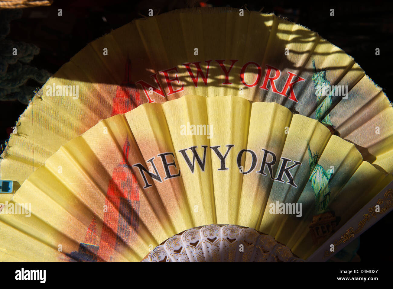 Ventilateur avec New York écrit sur elle pour la vente dans le quartier chinois. Banque D'Images