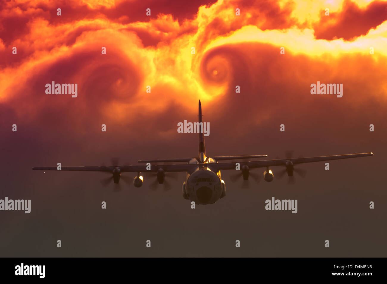 Un avion C-130 Hercules de la Garde côtière américaine se prépare aux opérations de transport de fret, mettant en valeur le rôle de l'avion dans le transport aérien et le soutien logistique lors de missions militaires et humanitaires. Banque D'Images