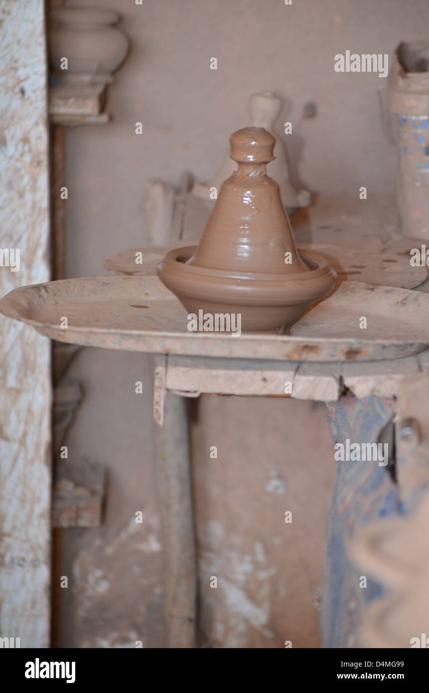 Image encore Poterie marocaine de l'argile humide ayant été jeté dans un tajine ou Tagine Banque D'Images