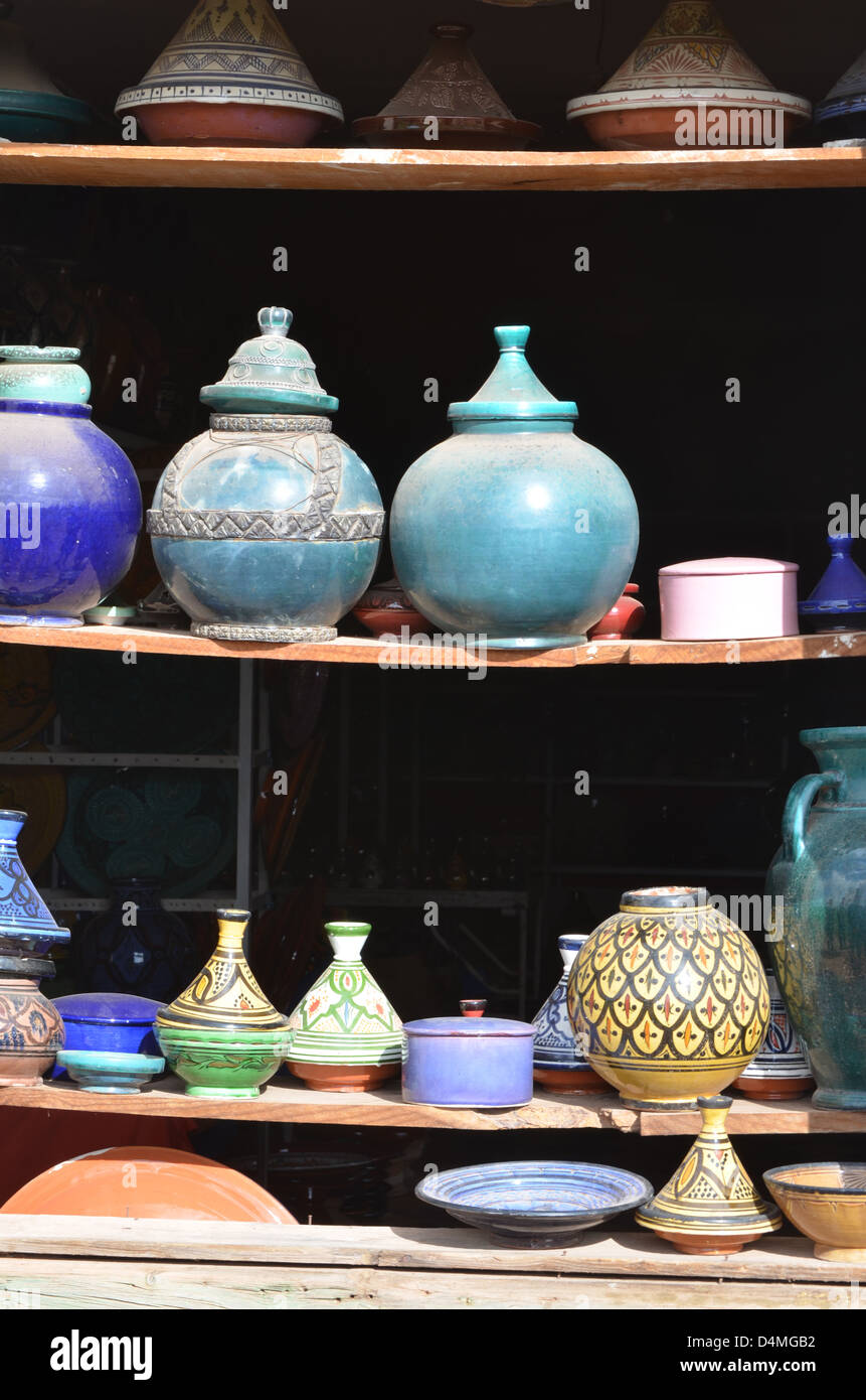 Poterie marocaine à motifs colorés sur des étagères en bois Banque D'Images