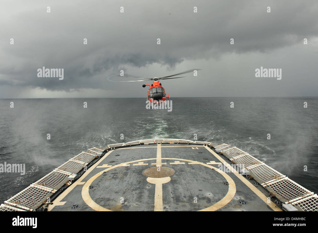 La Garde côtière effectue des opérations de vol en hélicoptère avec le WMEC 616 CGC diligence à Wilmington, dans le cadre de la formation régulière et de la préparation à la mission. Cet exercice, qui fait partie intégrante des opérations de la Garde côtière, met l’accent sur la coordination aérienne et maritime afin de maintenir la sécurité et l’efficacité dans les eaux américaines. Banque D'Images