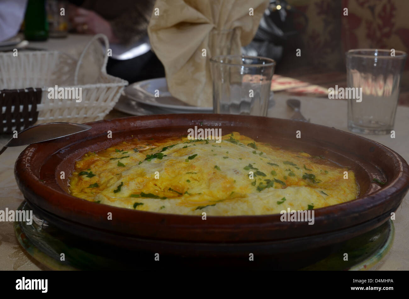 Omelette marocain servi au restaurant dans le village de montagne de l'Atlas Banque D'Images