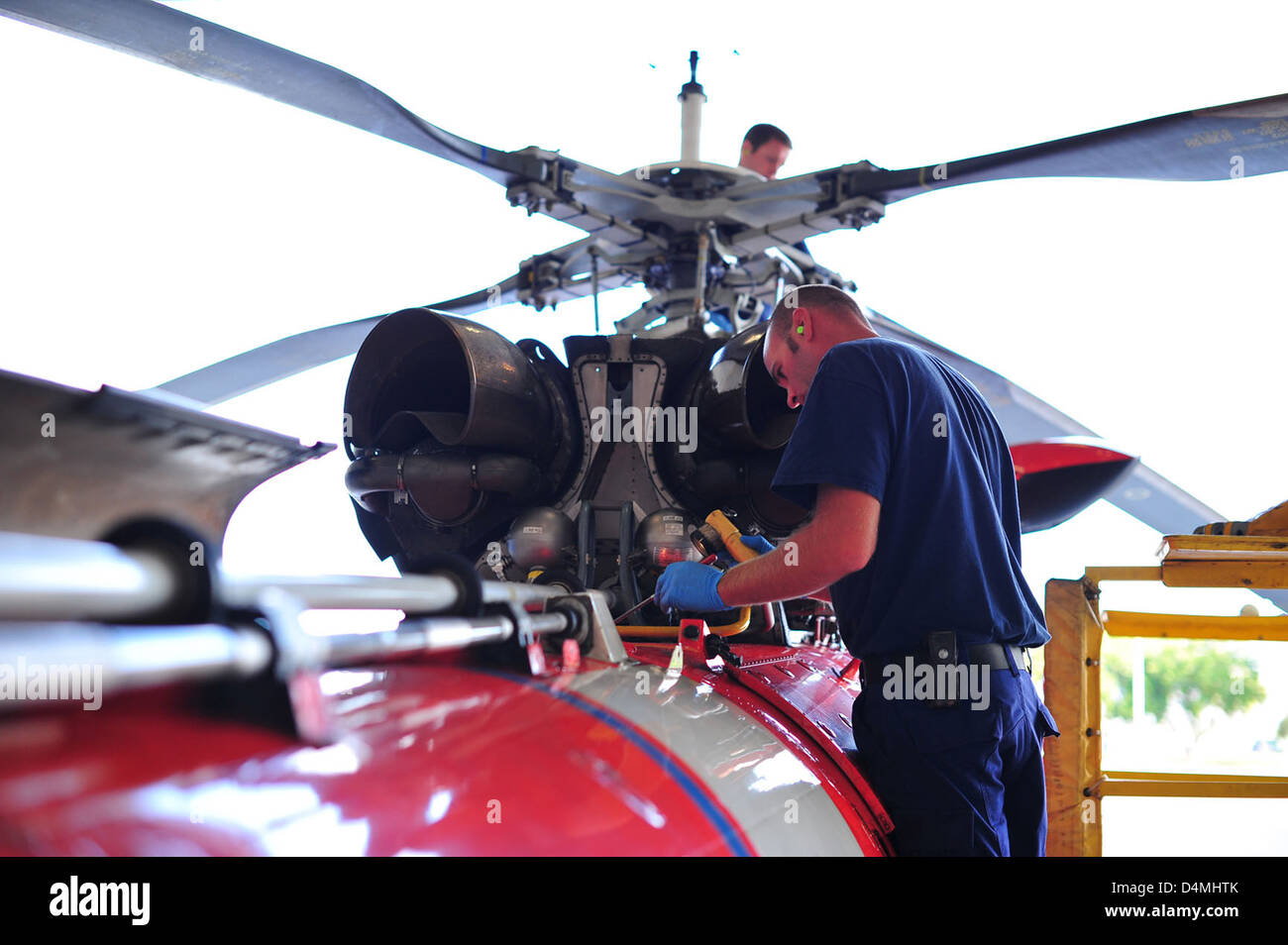 Le maître Eric J. Chandler effectue la maintenance quotidienne de l'hélicoptère MH-65 Dolphin à la station de la Garde côtière américaine Honolulu, assurant ainsi la préparation aux missions de sauvetage aérien et maritime à travers les îles hawaïennes. Banque D'Images