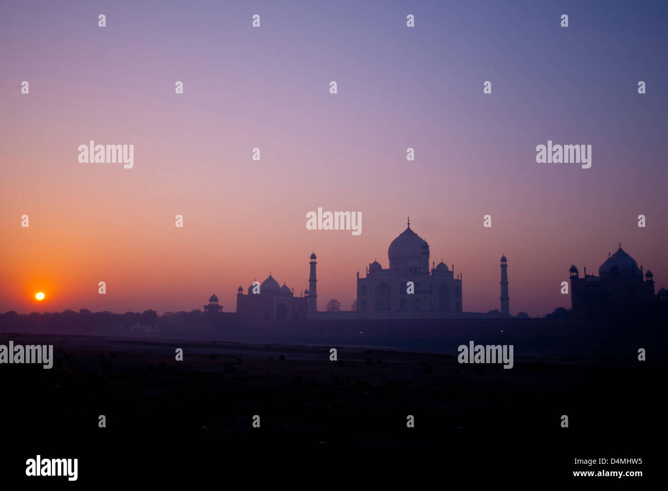Le lever du soleil sur le Taj Mahal vu du Mehtab Bagh Park, de l'autre côté de la Yamuna une rivière asséchée Banque D'Images