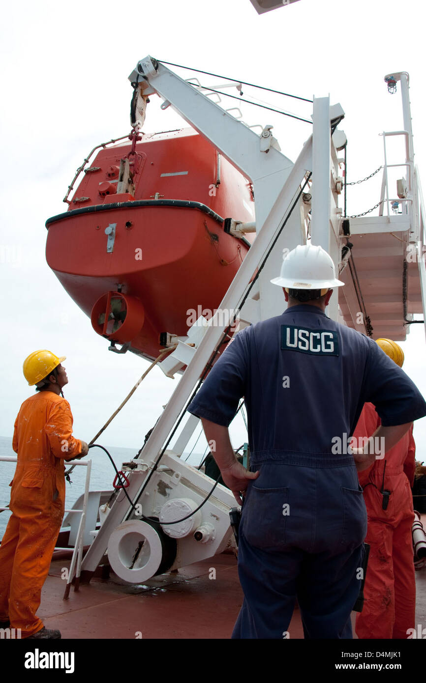 Le navire Ardenne Venture a effectué une opération critique en abaissant un canot de sauvetage pour une mission de sauvetage. Cette opération fait partie des procédures courantes de sécurité maritime visant à assurer la sécurité des membres d'équipage et des passagers dans les situations d'urgence. Banque D'Images