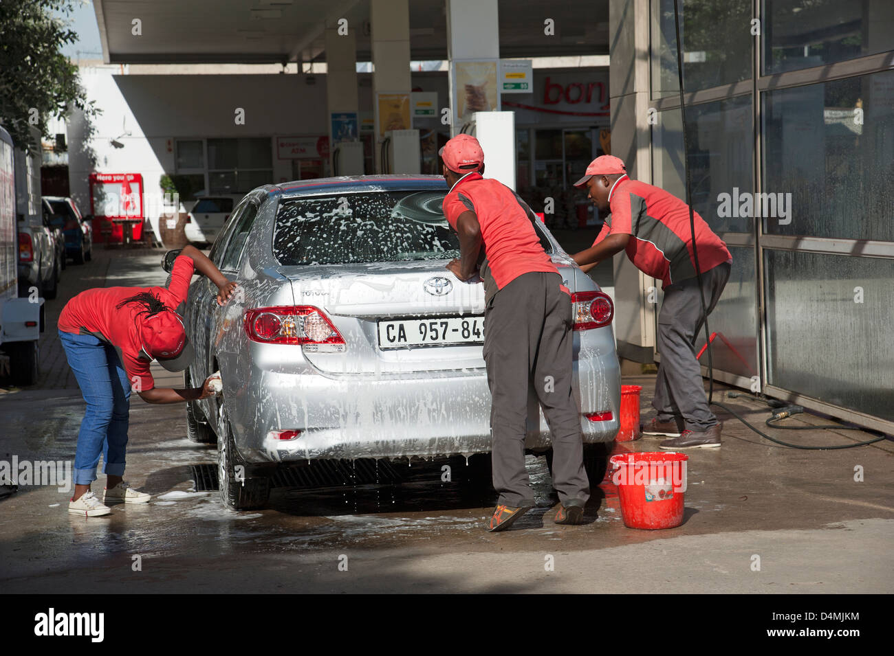 Lavage de voiture à la main lavage et séchage d'un véhicule Banque D'Images