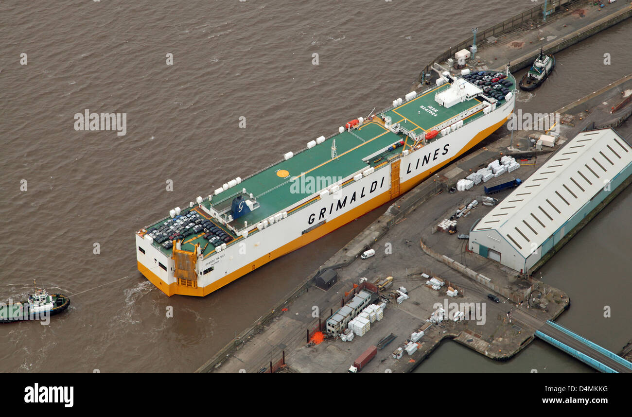 Vue aérienne d'un Grimaldi Line navire entrant dans Gladstone Docks via une serrure à Liverpool Banque D'Images