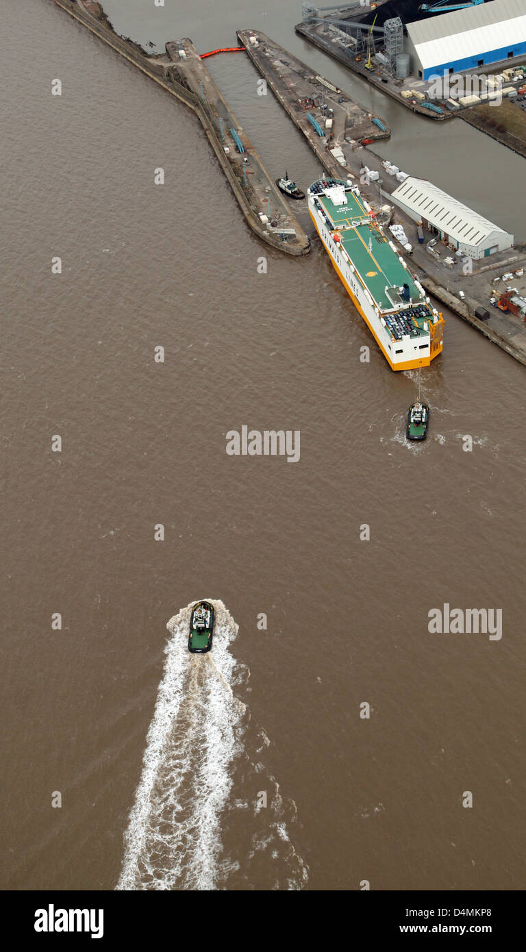 Vue aérienne d'un Grimaldi Line navire entrant dans Gladstone Docks via une serrure à Liverpool Banque D'Images