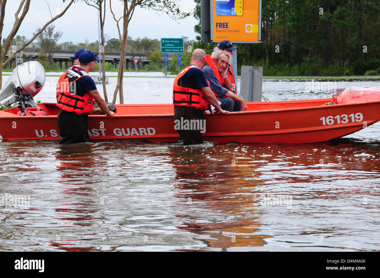 L'équipe d'intervention en cas de catastrophe (DART) de la Garde côtière américaine a participé aux efforts d'intervention d'urgence pendant la tempête tropicale Isaac, fournissant des opérations de recherche et de sauvetage en Louisiane et à la Nouvelle-Orléans, y compris des opérations de décapac pour les personnes bloquées par les inondations. Banque D'Images L'équipe d'intervention en cas de catastrophe (DART) de la Garde côtière américaine a participé aux efforts d'intervention d'urgence pendant la tempête tropicale Isaac, fournissant des opérations de recherche et de sauvetage en Louisiane et à la Nouvelle-Orléans, y compris des opérations de décapac pour les personnes bloquées par les inondations. Banque D'Images