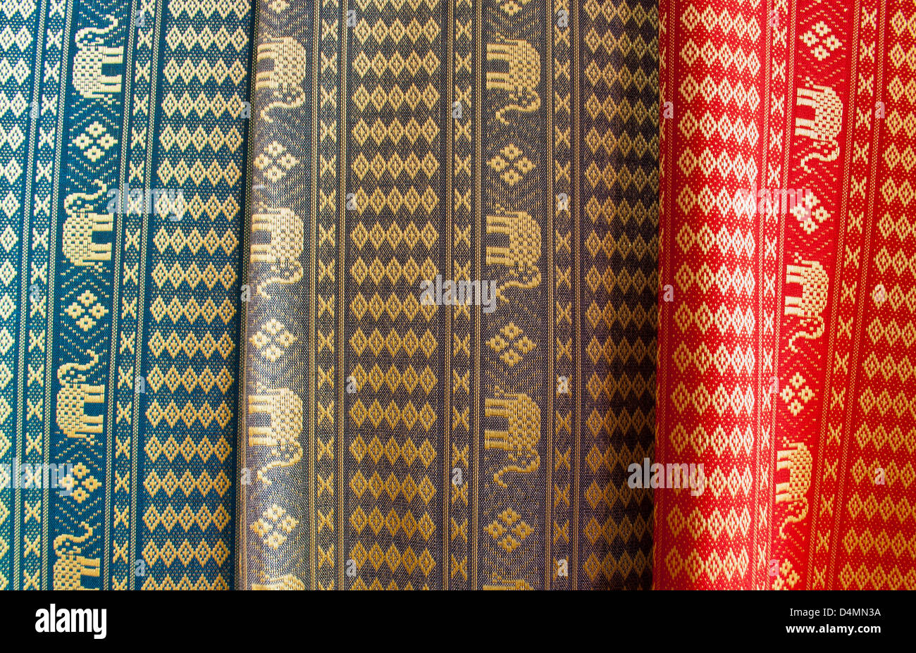 Le tas de chiffon de soie motif traditionnel Thaï tissus. Banque D'Images