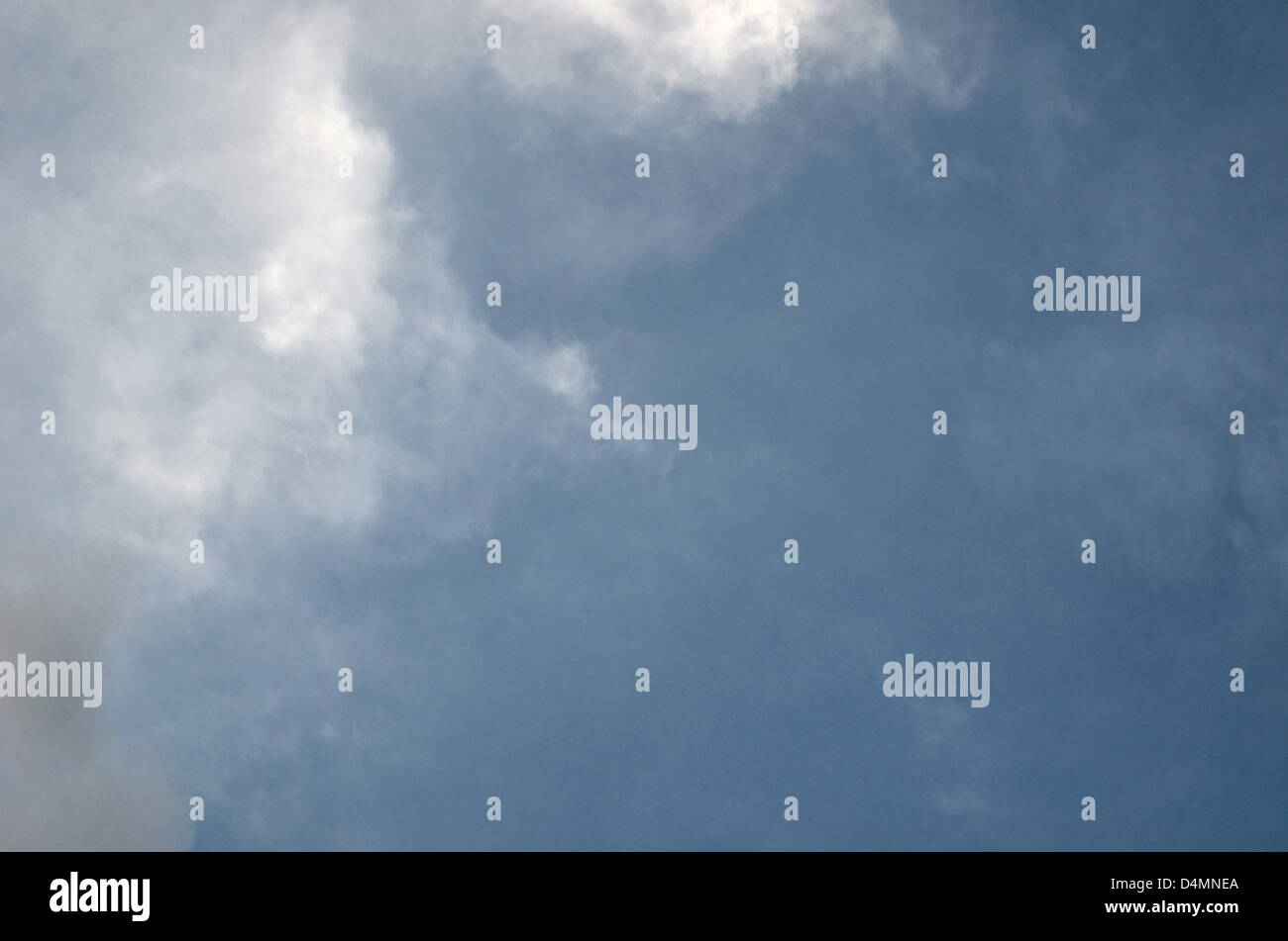 Moody ciel avec nuages sombres Banque D'Images