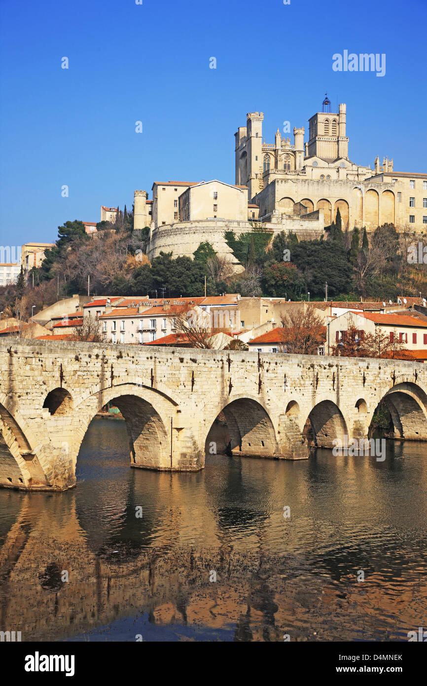 France, Languedoc-Roussillon, Hérault, Béziers, l'Orb, le Vieux Pont et cathédrale Saint-Nazaire Banque D'Images