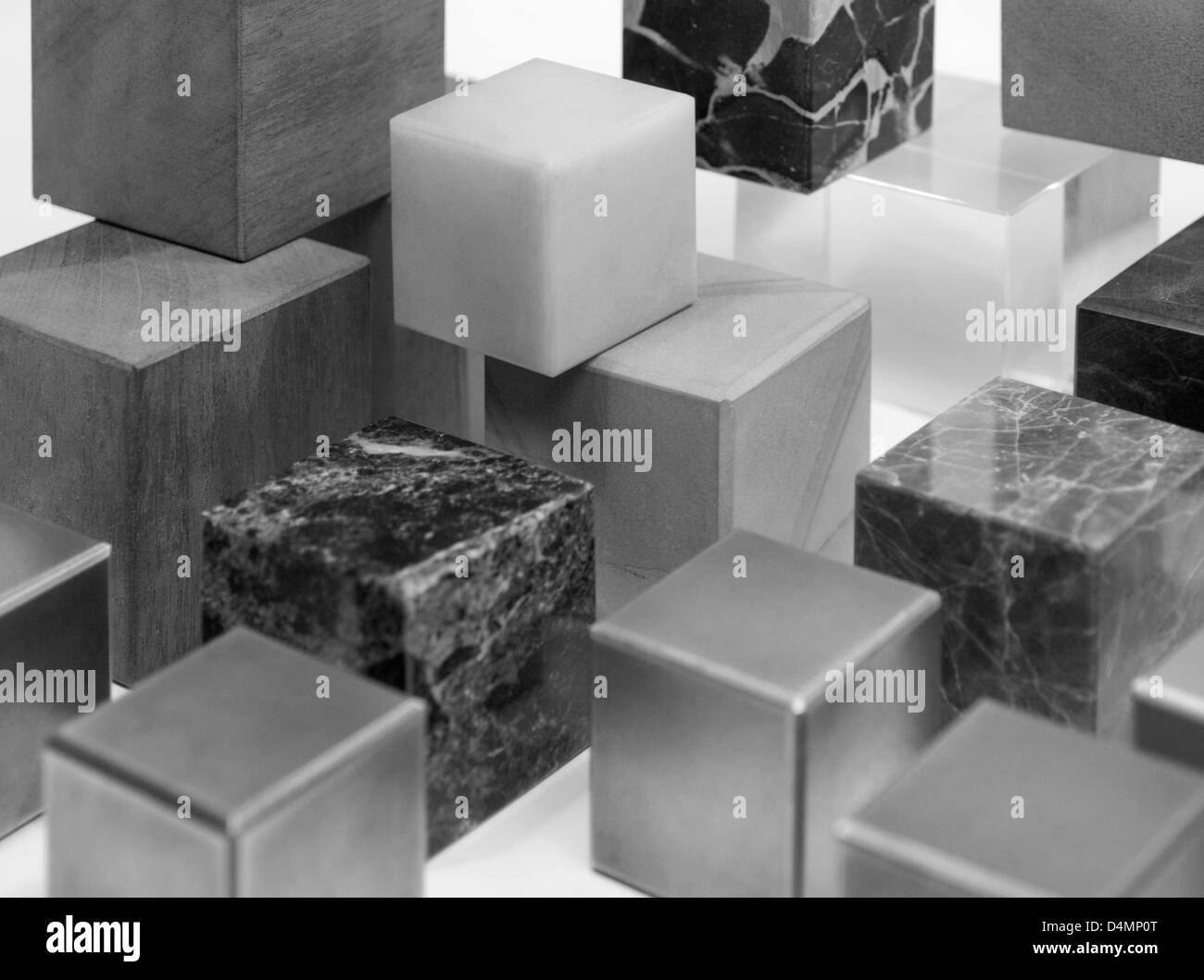 Cubes de divers faits de matériaux différents, aux tons noir et blanc Banque D'Images