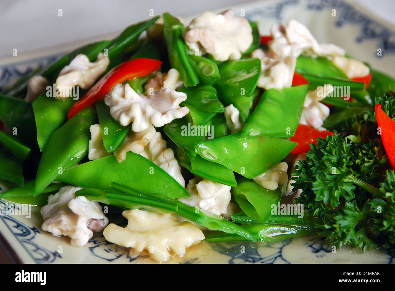 Chine délicieuse nourriture-- noyer frit aux légumes Banque D'Images