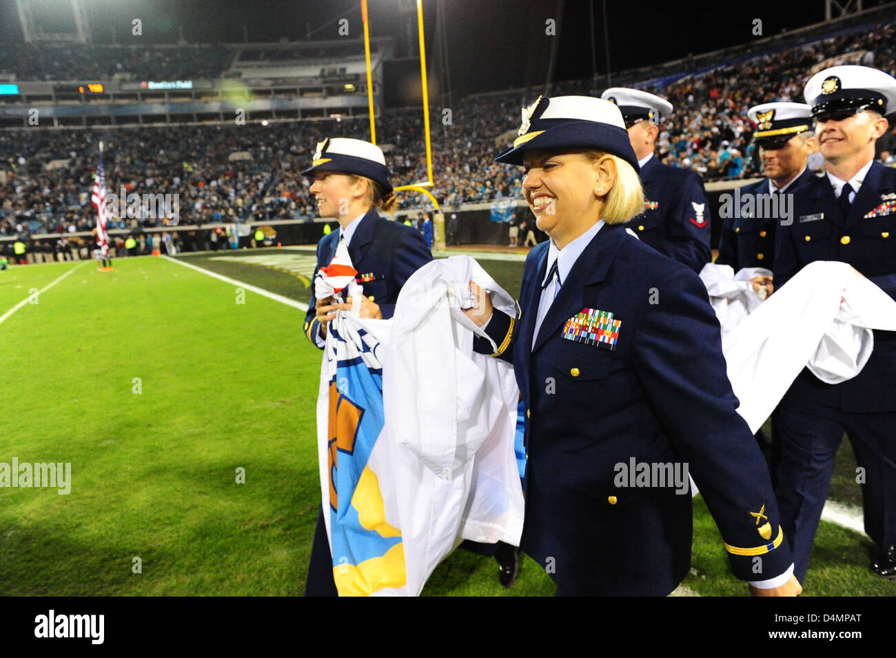 Le personnel de la Garde côtière a participé au jeu d'appréciation militaire aux Jaguars de Jacksonville, honorant les anciens combattants et les militaires pour leurs contributions à la défense et à la sécurité nationales. Banque D'Images