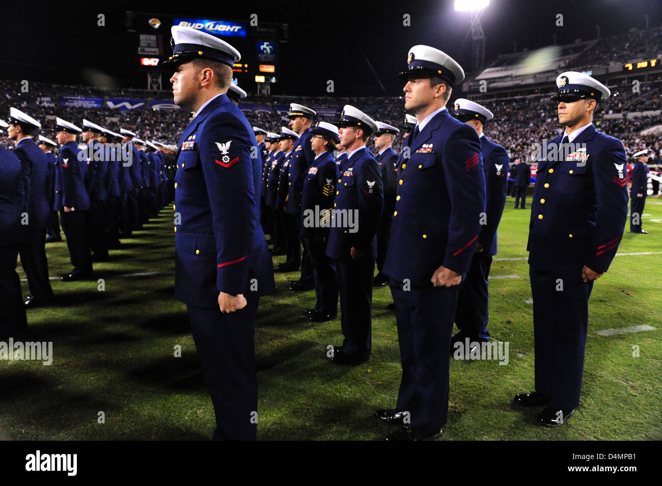 Les garde-côtes participent au jeu d'appréciation militaire organisé par les Jaguars de Jacksonville. L'événement honore les militaires pour leur dévouement et leurs contributions. Banque D'Images