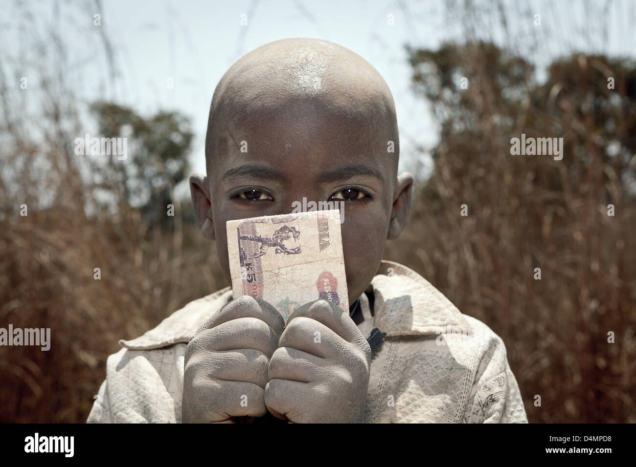 Un jeune garçon tenant un kwacha 500 Note sur la Great North Road, au nord de Lusaka en Zambie , Province centrale. Banque D'Images