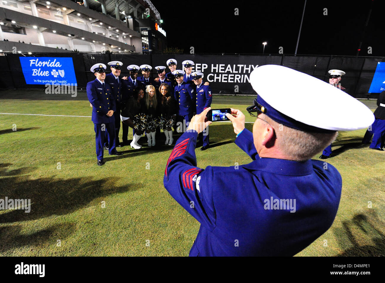 Les garde-côtes assistent au jeu d'appréciation militaire des Jaguars de Jacksonville, où ils sont honorés pour leur service et leur contribution à la sécurité nationale. Banque D'Images