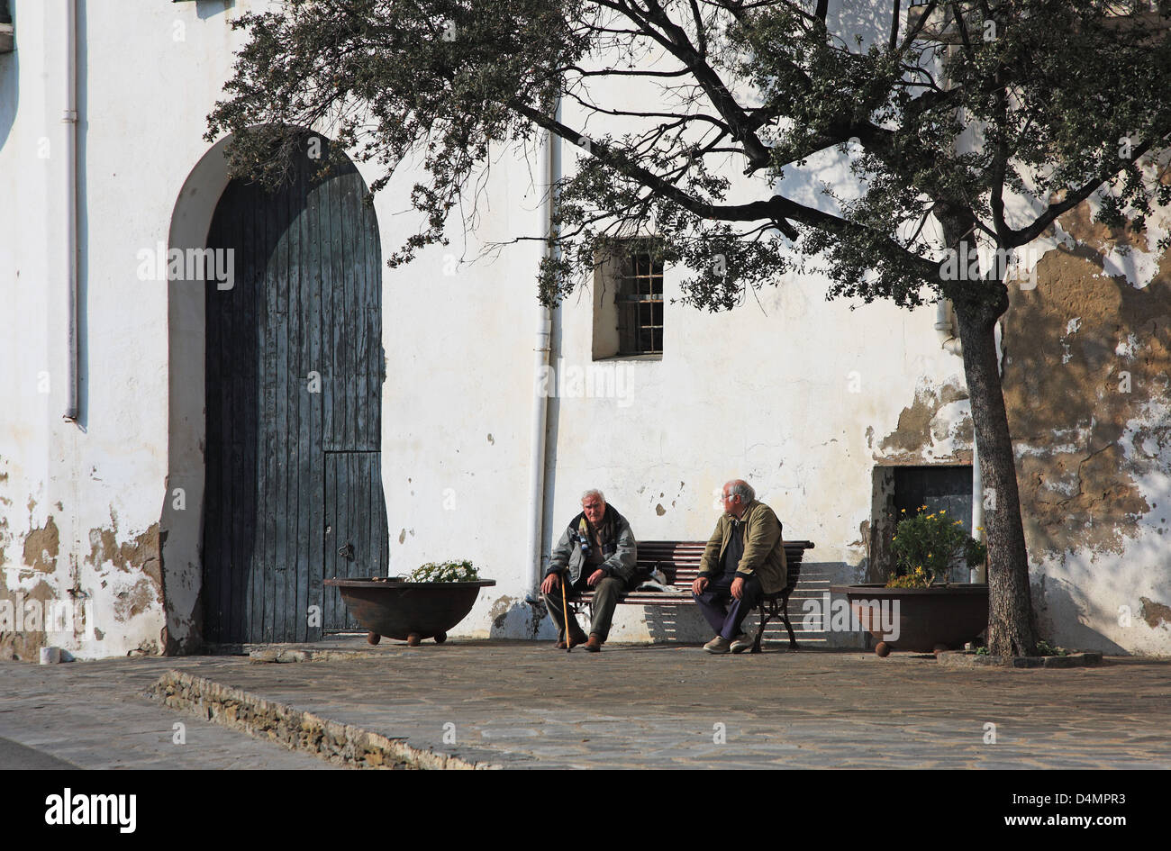 Espagne, Catalogne, Gérone, Costa Brava, Cadaquès , vieillards assis sur un banc Banque D'Images