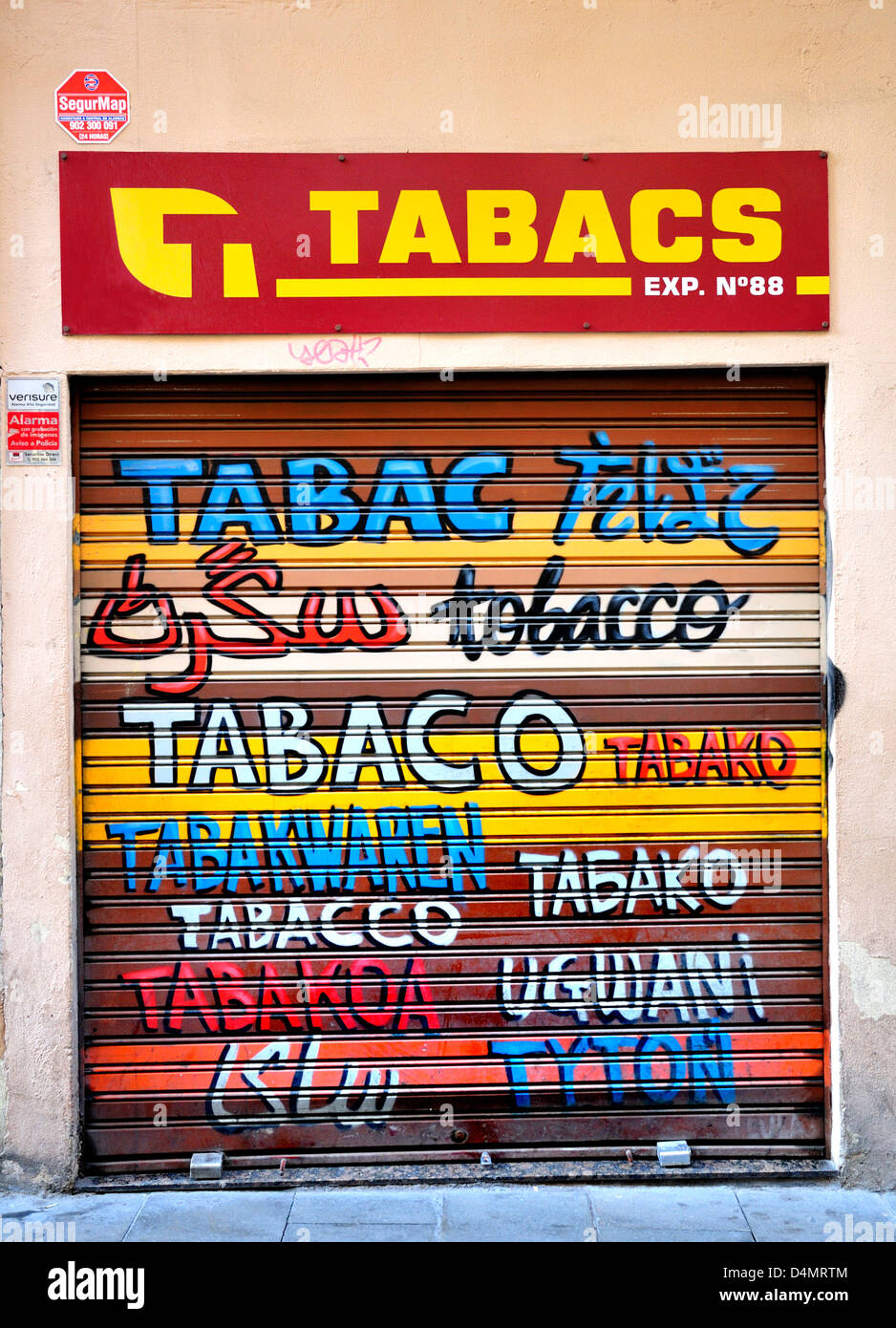 Barcelone, Catalogne, Espagne. Boutique peint volets reflétant l'entreprise. Tabac Banque D'Images