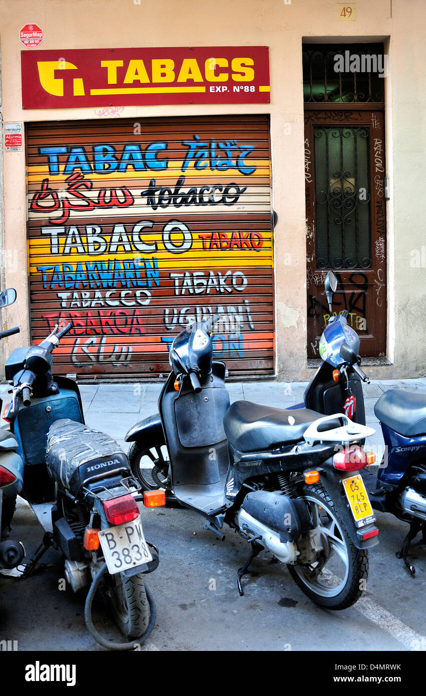 Barcelone, Catalogne, Espagne. Boutique peint volets reflétant l'entreprise. Tabac Banque D'Images