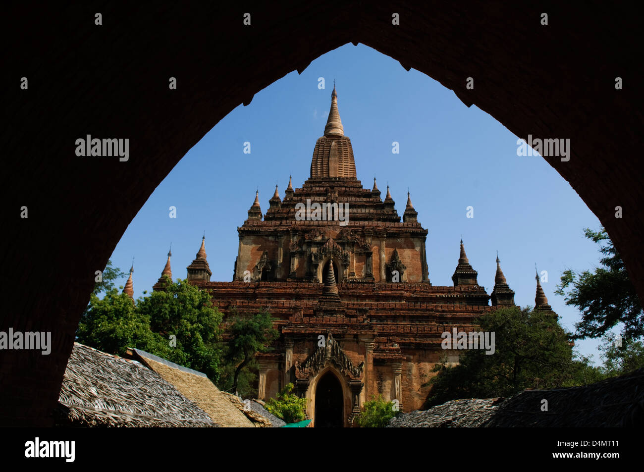 Su-la-ma-ni par le biais d'un temple pahto arch, Bagan, Myanmar (Birmanie) Banque D'Images