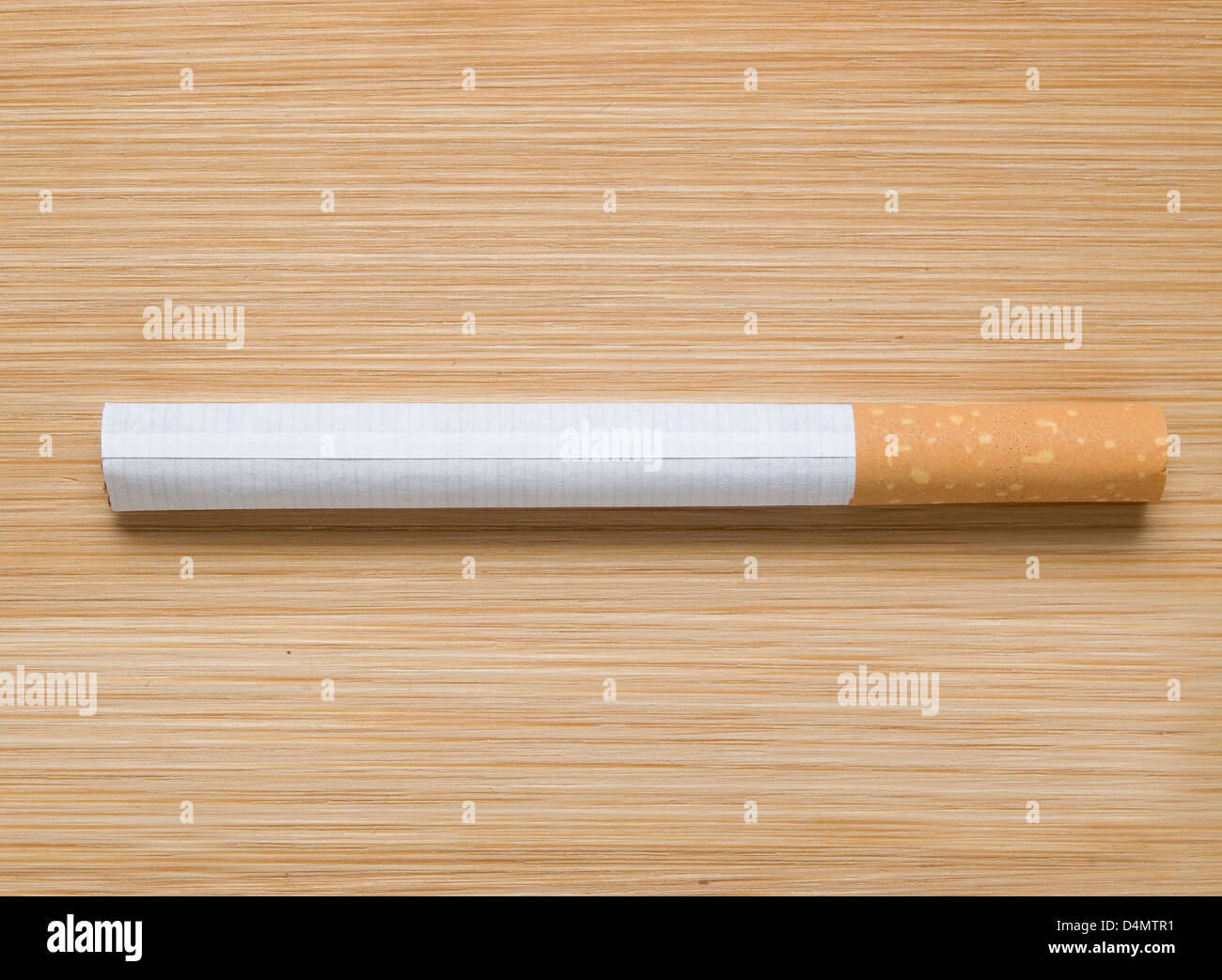 Un cigare, sur un fond de bois Banque D'Images