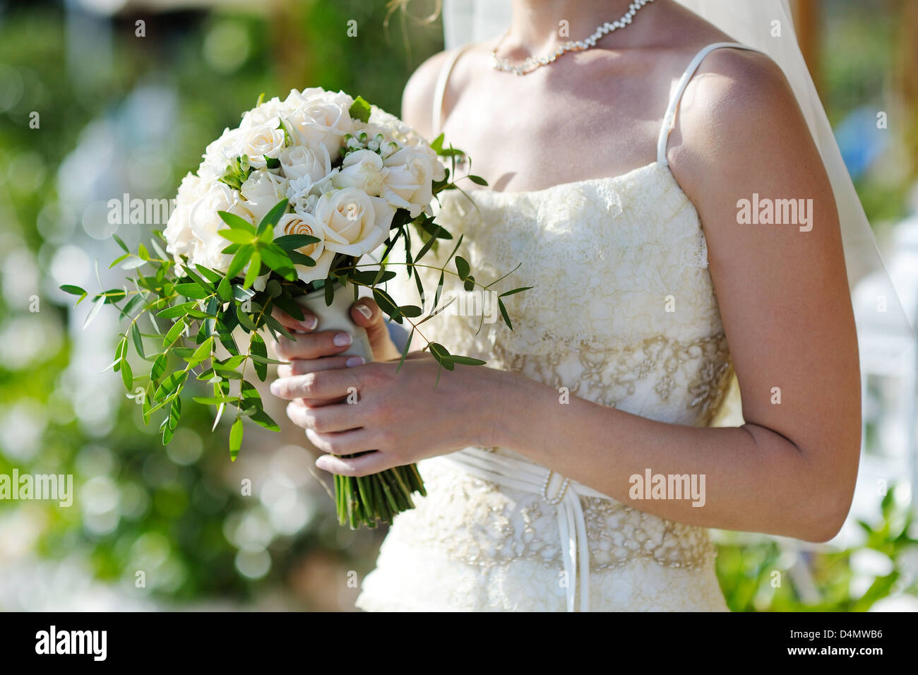 Décor de mariage. Beau mariage bouquet de roses dans les mains de la mariée Banque D'Images