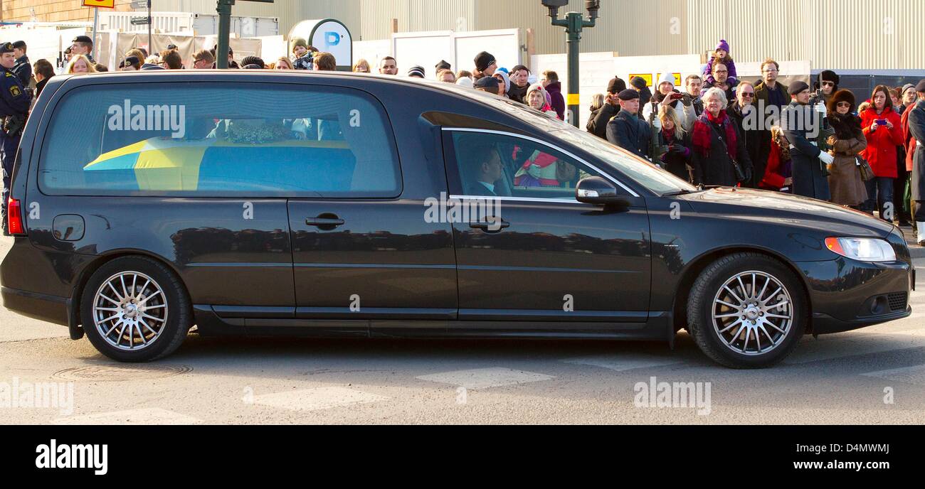 Stockholm, Suède. Samedi 16 mars 2013. Un corbillard avec le cercueil de la Princesse Lilian nés pendant le service funèbre à Stockholm. La princesse, née Lillian Davies Mai à Swansea, Pays de Galles, en 1915, est décédé le 10 mars 2013, à l'âge de 97 ans. Photo : Albert Nieboer / Pays-Bas/ DPA/ Alamy Live News Banque D'Images