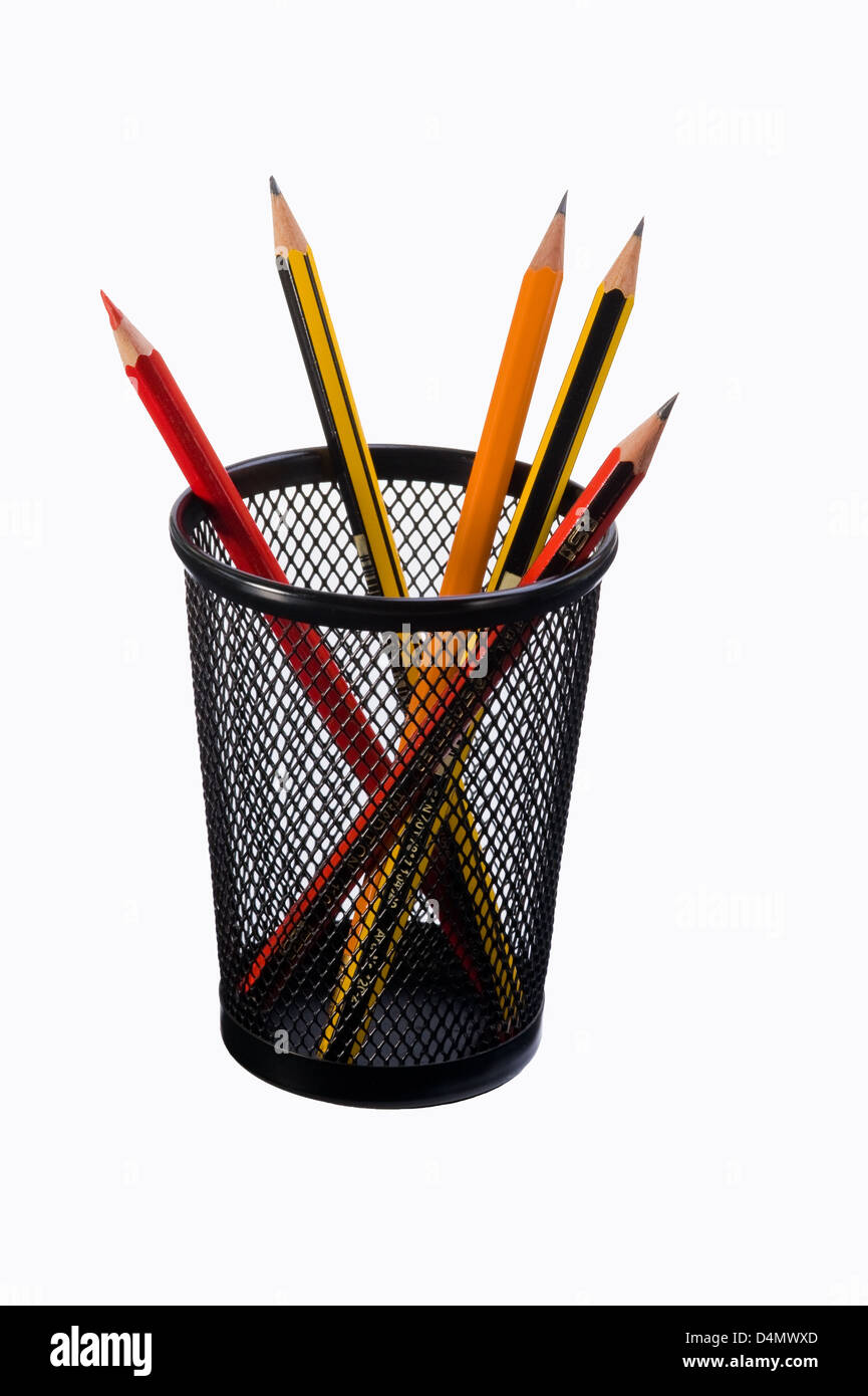 Crayons dans un filet noir. Banque D'Images