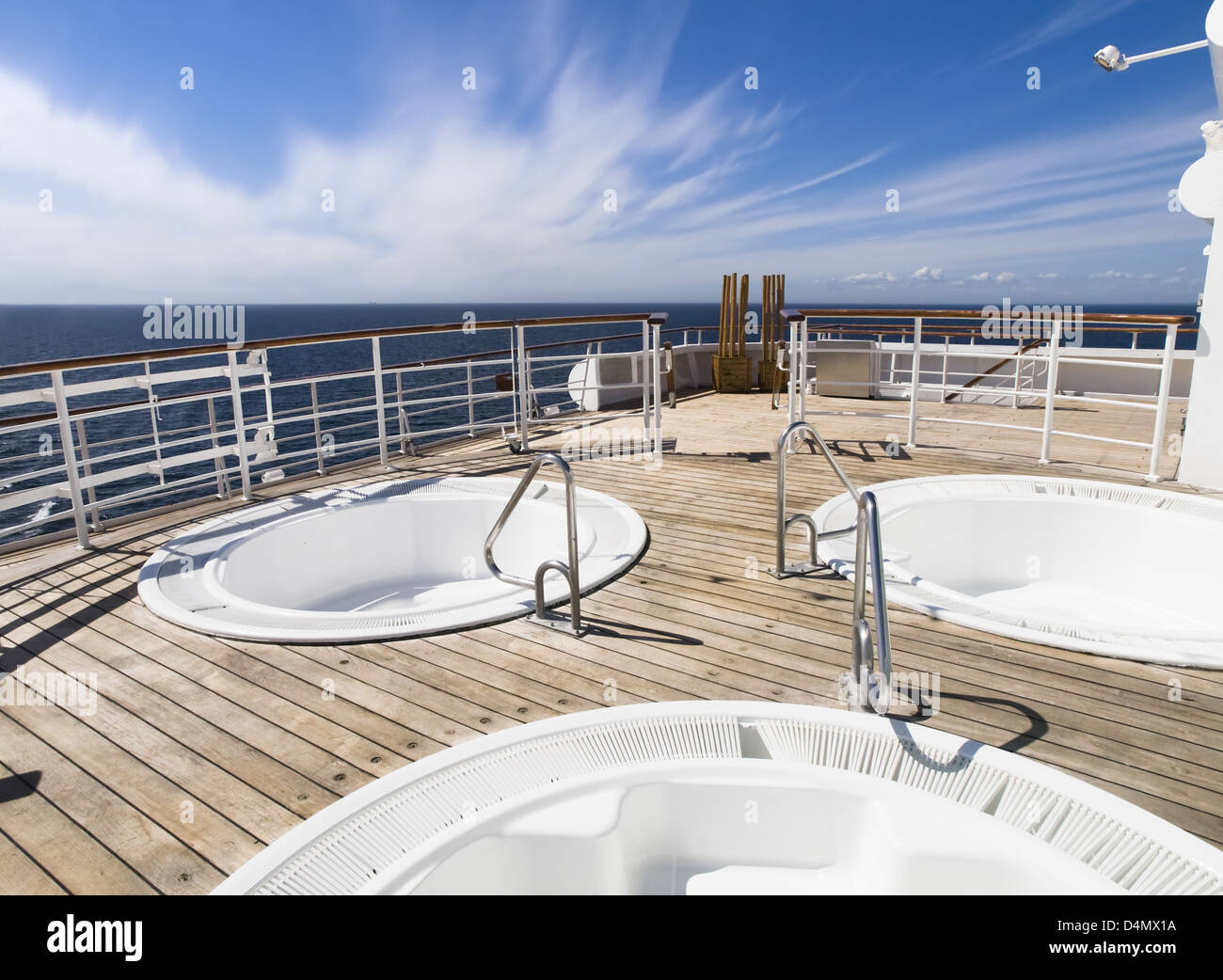 Trois d'un bain à remous sur le pont d'une croisière d'une journée ensoleillée Banque D'Images