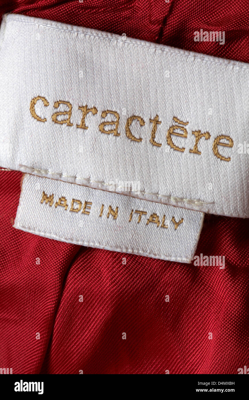 Dans l'étiquette veste manteau - caractère fabriqué en Italie - vendu au  Royaume-Uni Royaume-Uni, Grande Bretagne Photo Stock - Alamy