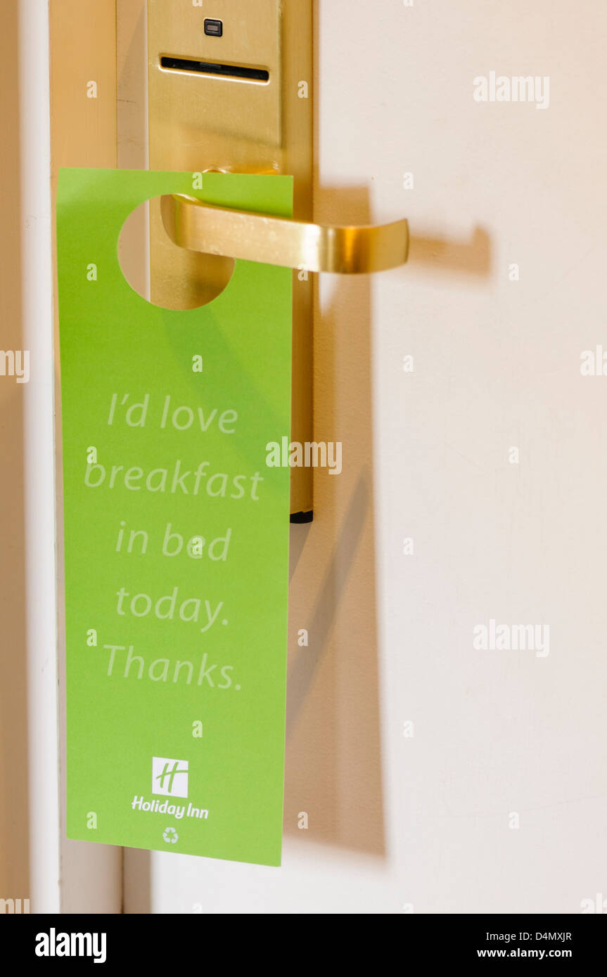 Petit-déjeuner au lit sign sur la poignée d'une porte de la salle de l'hôtel Holiday Inn. Banque D'Images