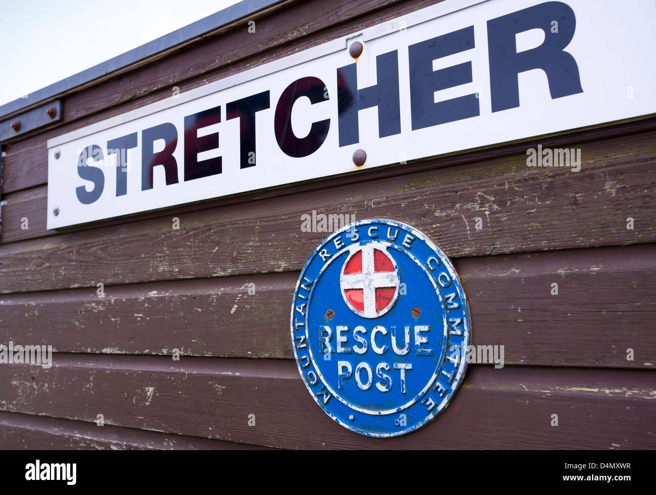 Une boîte de civière de sauvetage, poster dans le Lake District. Banque D'Images