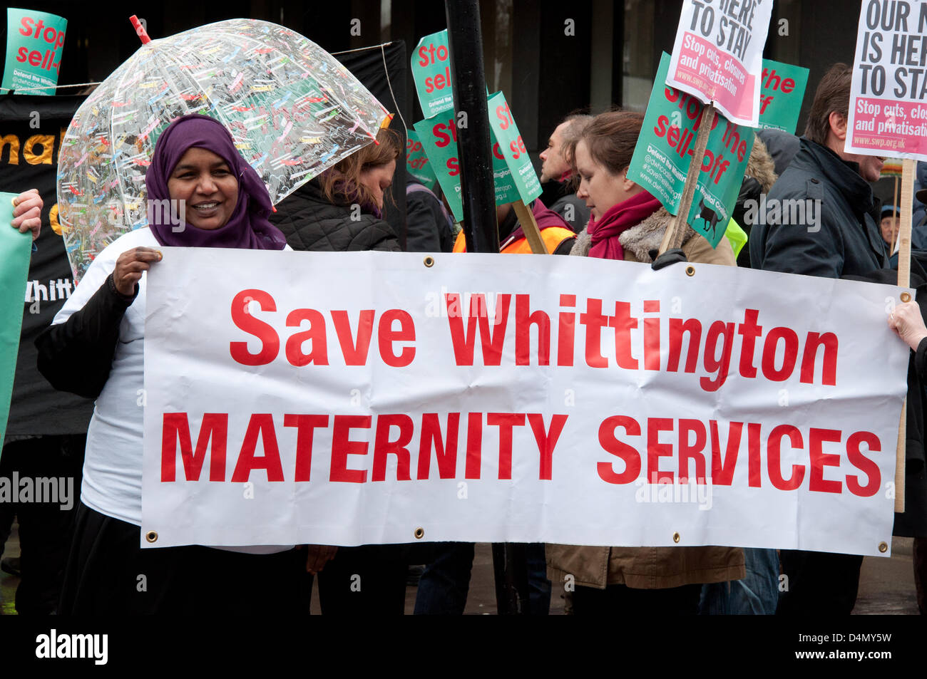 London UK, 16 mars 2013. Des milliers de personnes faisant campagne pour arrêter les compressions à l'hôpital Whittington mars à un ciel couvert, pluvieux Islington avant d'arriver à l'hôpital lui-même. Le conseil d'administration de l'hôpital Whittington Trust ont plans controversés les compressions budgétaires, qui comprennent la vente d'un tiers de la place, la fermeture de lits et de services et de perdre plus de cinq cents emplois. Banque D'Images