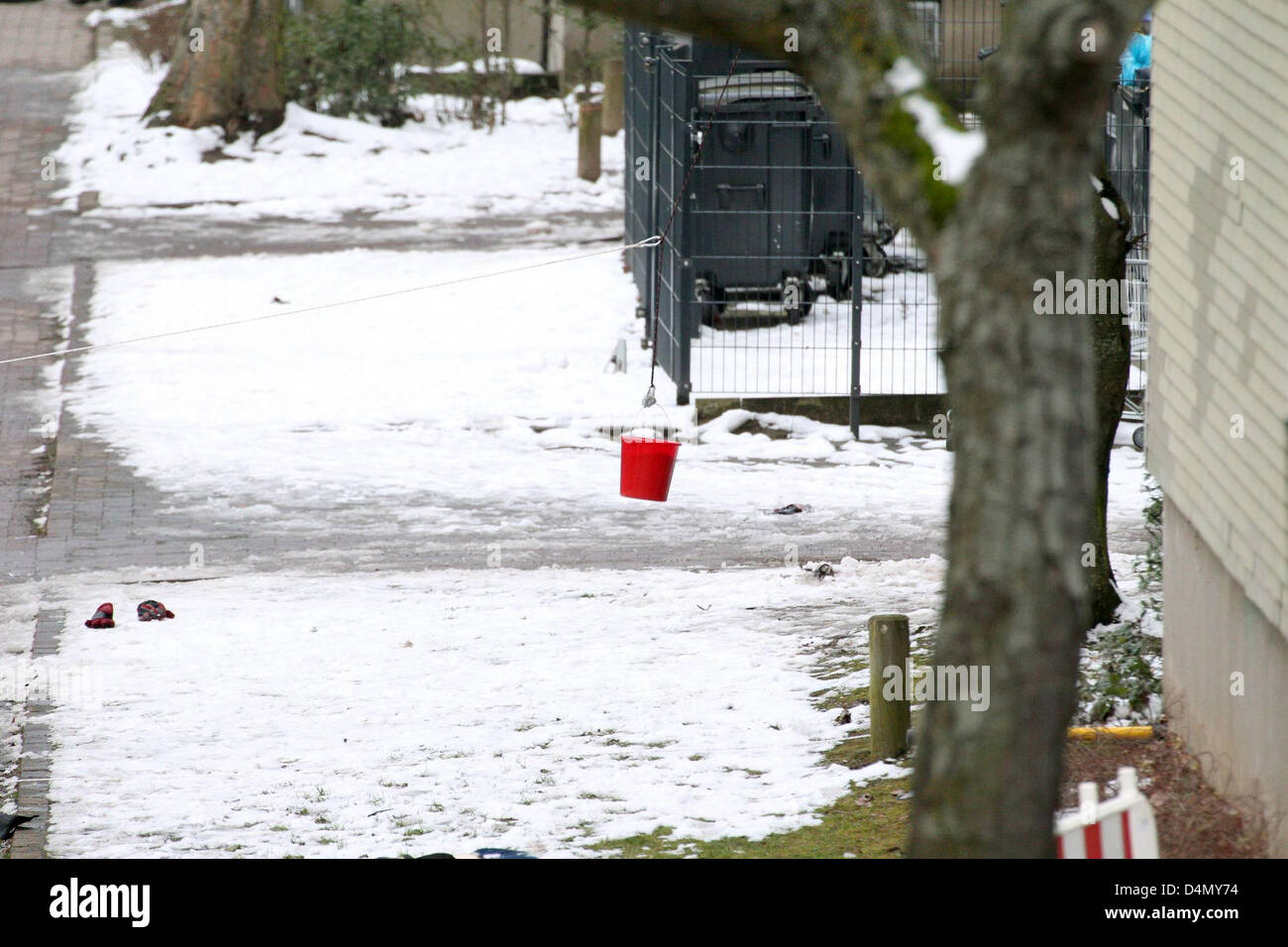 Les membres du groupe de l'enlèvement des explosifs de la police fédérale de Rhénanie-du Nord-westphalie préparer pour faire exploser une substance chimique qu'ils ont trouvé dans un appartement dans le quartier de l'ouest de Tannenbusch ville allemande de Bonn, 16 mars 2013. Quatre islamistes radicaux arrêtés en Allemagne sur un prétendu complot pour tuer le chef d'un groupe d'extrême droite étaient dus à un juge face 14 mars, a annoncé la police. Les hommes sont accusés d'avoir planifié le meurtre de Markus Beisicht, leader du groupe d'extrême droite Pro NRW, dont les membres se sont affrontées dans les rues avec des salafistes. Les suspects arrêtés début mars 14 a deux Ger Banque D'Images