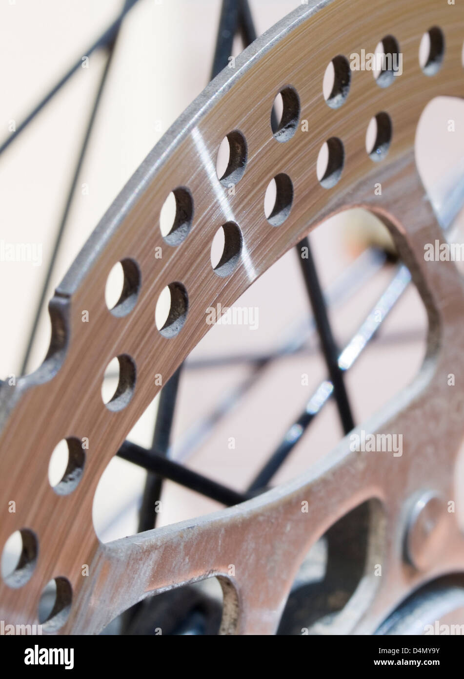 Le disque de frein de près. La photo montre un détail d'un vélo frein à disque Banque D'Images