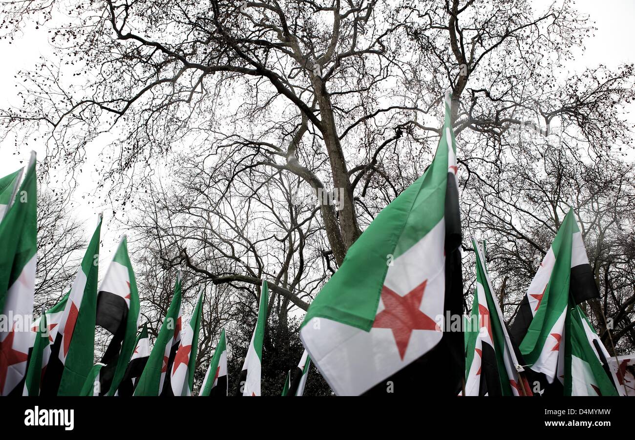 Londres, Royaume-Uni. 16 mars 2013. Je vois des drapeaux sur des centaines de partisans de l'opposition syrienne à une manifestation dans le centre de Londres, qui a eu lieu aujourd'hui en solidarité avec le peuple de Syrie. Les membres de la manifestation scandaient contre Assad, l'ONU et de l'UK. George Henton / Alamy Live News. Banque D'Images