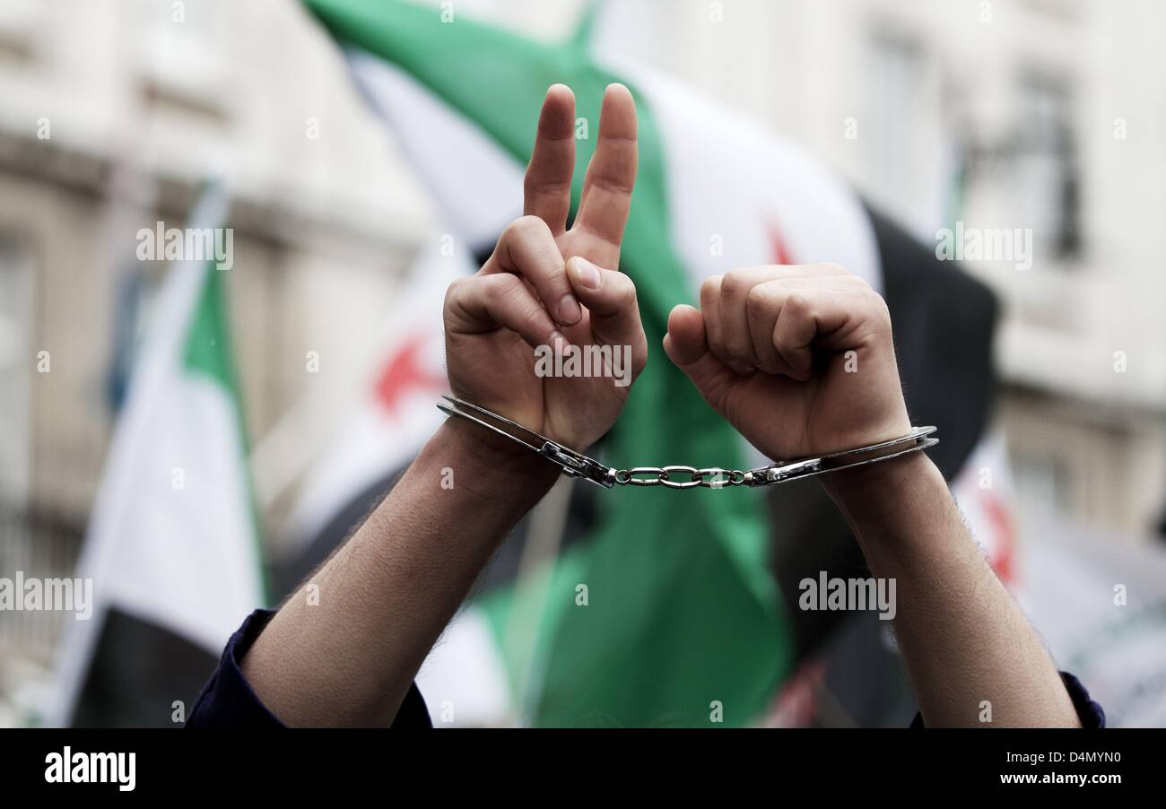 Londres, Royaume-Uni. 16 mars 2013. Un homme gesturers au cours d'une marche organisée par les membres de l'opposition syrienne à travers le centre de Londres, qui a eu lieu aujourd'hui en solidarité avec le peuple de Syrie. Les membres de la manifestation scandaient contre Assad, l'ONU et de l'UK. George Henton / Alamy Live News. Banque D'Images